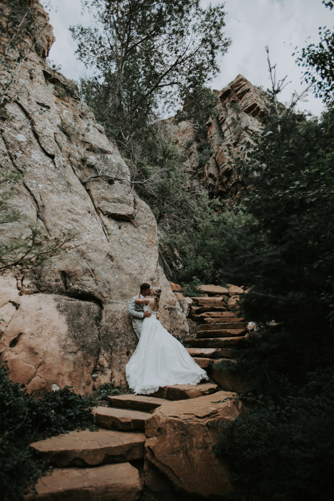 Finding-The-Perfect-Wedding-Reception-Venue-Louland-Falls-outdoor-bride-and-groom-on-steps